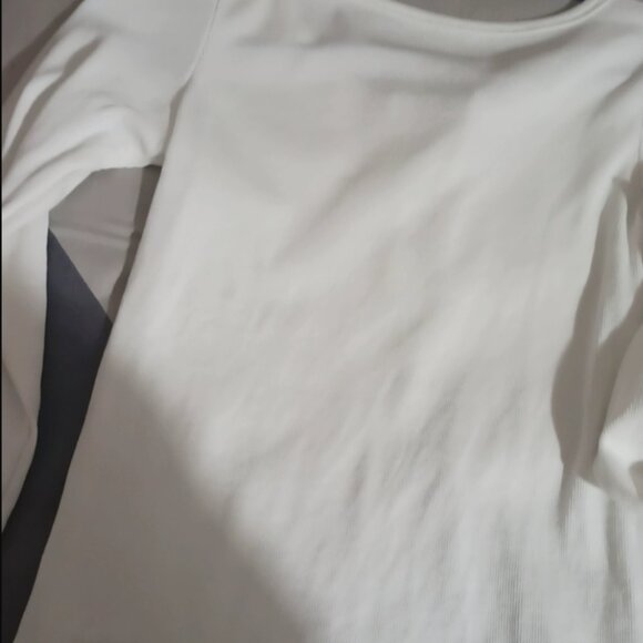 Women's ribbed fitted white low-cut long-sleeved t-shirt - Picture 2 of 4